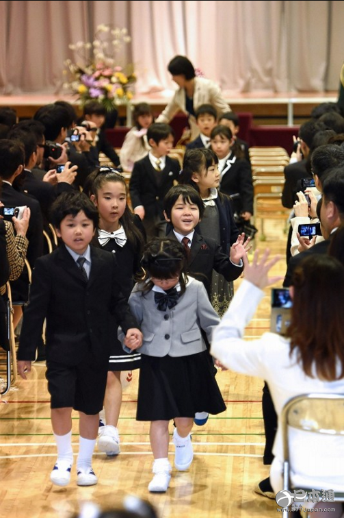 东京大部分公立小学举行开学典礼