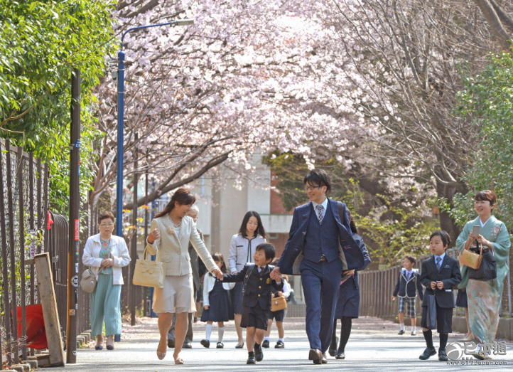 东京大部分公立小学举行开学典礼