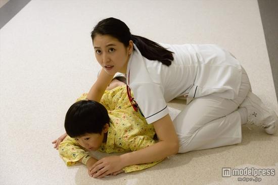 长泽雅美《请叫我英雄》上演制服诱惑