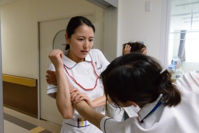 长泽雅美《请叫我英雄》上演制服诱惑