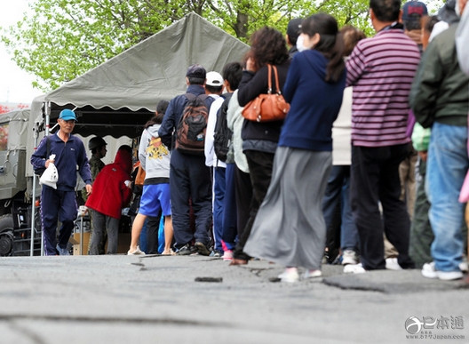 熊本地震人心不乱 灾民有序排队领取食物