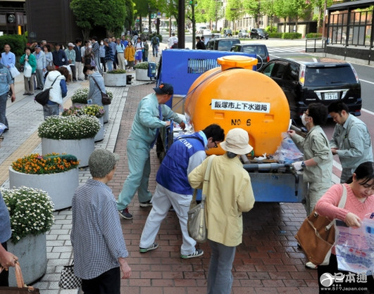 熊本地震人心不乱 灾民有序排队领取食物