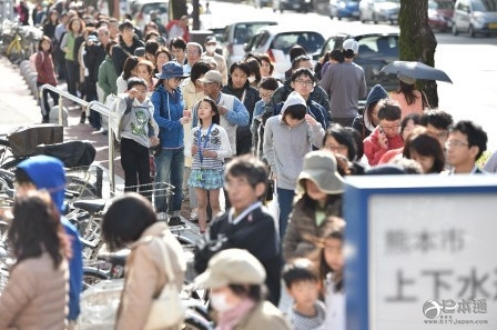 熊本地震人心不乱 灾民有序排队领取食物
