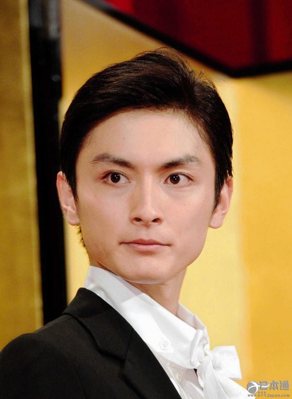 高良健吾低调变装为故乡熊本送水 日本通 高良健吾低调变装为故乡熊本送水 日本通