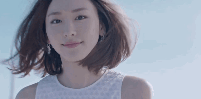 新垣结衣笑容甜美撩发妩媚