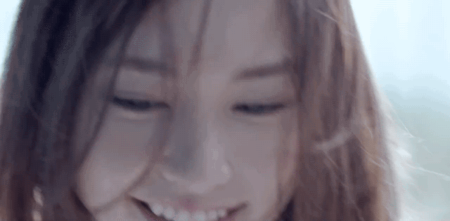 新垣结衣笑容甜美撩发妩媚