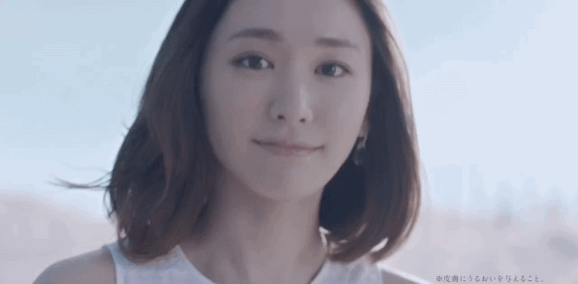 新垣结衣笑容甜美撩发妩媚