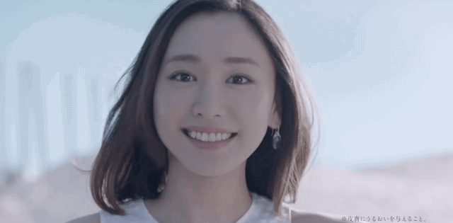 新垣结衣笑容甜美撩发妩媚