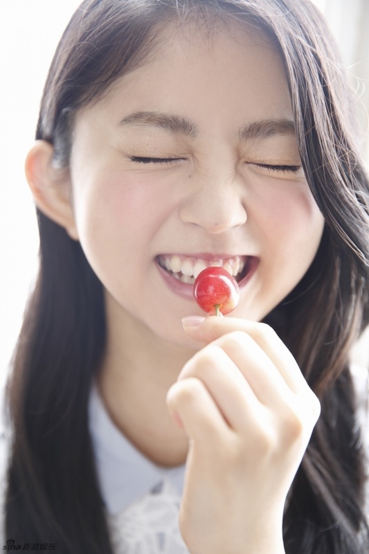 日本95后女星拍大片 圆圆娃娃脸清纯可爱