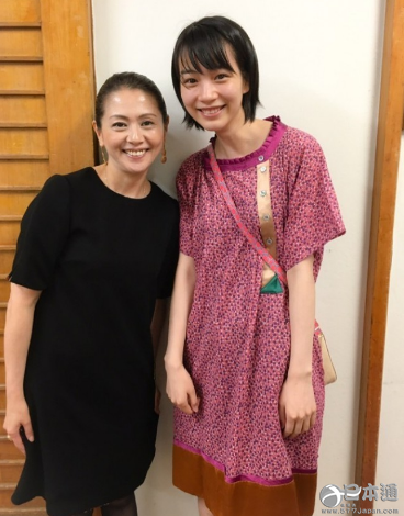 能年玲奈发与&ldquo;妈妈&rdquo;小泉今日子合影 粉丝盼再合作