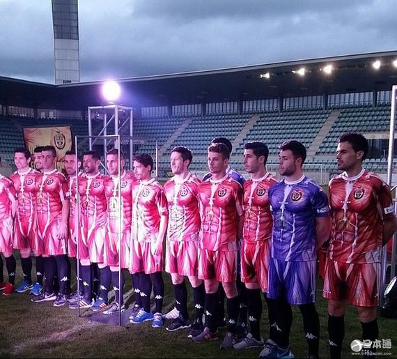 西班牙球队推出肌肉球衣 遭吐槽像“进击的巨人” 西班牙球队推出肌肉球衣 遭吐槽像“进击的巨人”