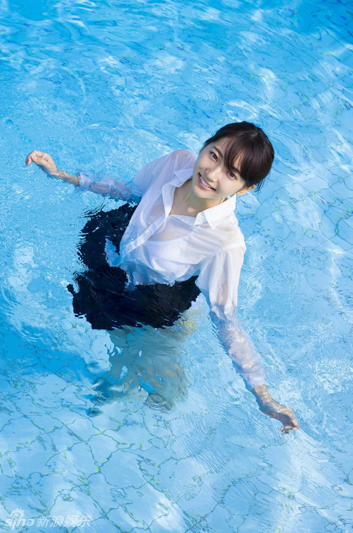 武田玲奈湿身上阵bra隐现诱惑力十足