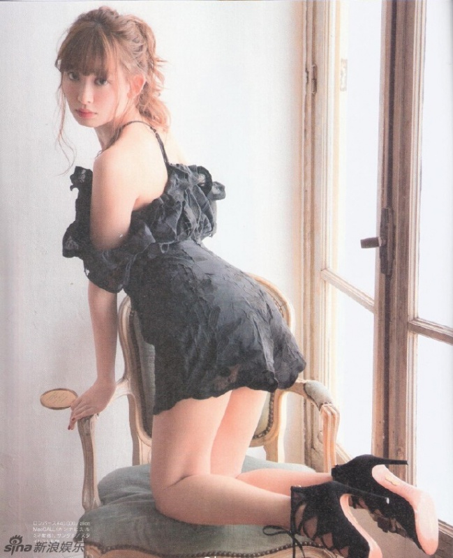 AKB48小嶋阳菜着超短蕾丝裙 跪椅欲秀翘臀