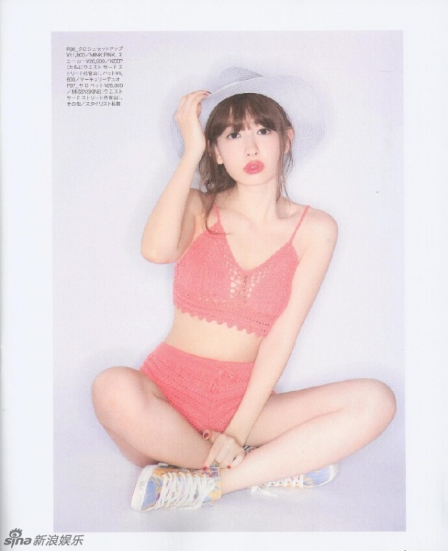 AKB48小嶋阳菜着超短蕾丝裙 跪椅欲秀翘臀