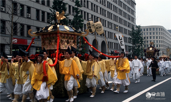 “神舆肩”听说过吗?看着好疼,竟然代表着荣誉 “神舆肩”听说过吗?看着好疼,竟然代表着荣誉