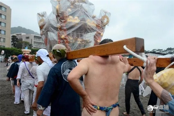 “神舆肩”听说过吗?看着好疼,竟然代表着荣誉 “神舆肩”听说过吗?看着好疼,竟然代表着荣誉