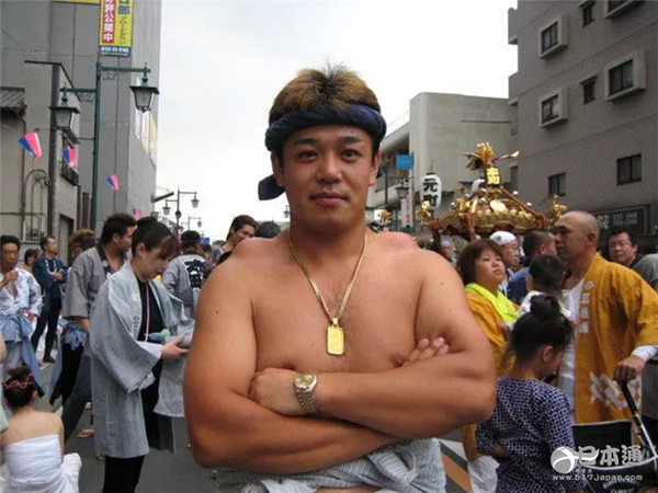 “神舆肩”听说过吗?看着好疼,竟然代表着荣誉 “神舆肩”听说过吗?看着好疼,竟然代表着荣誉