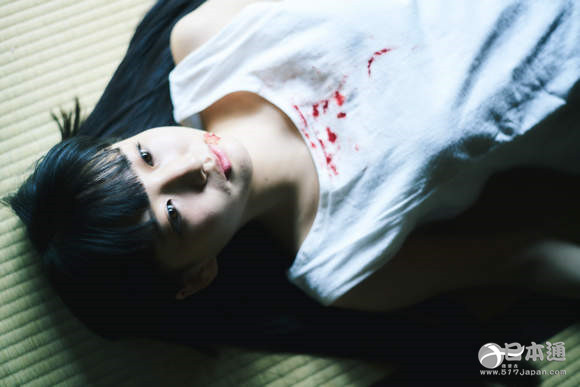 虽然说这是妹子的突发奇想,但其实这样的"死亡"写真并不是她的原创.