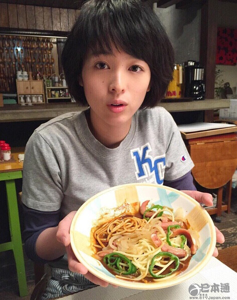 日本清纯女演员清野菜名迎22岁生日