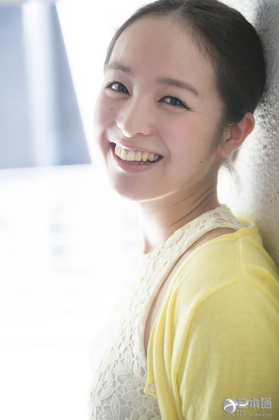 日本清纯女演员清野菜名迎22岁生日