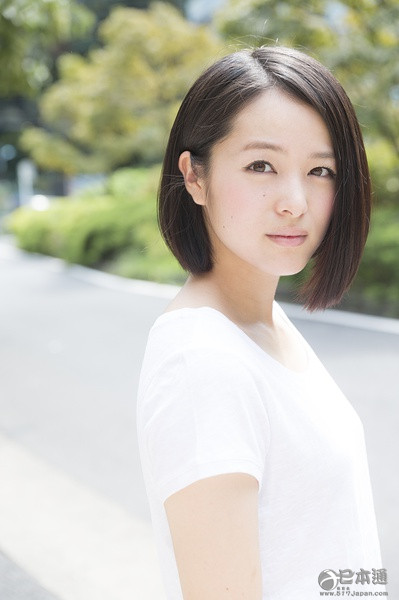日本清纯女演员清野菜名迎22岁生日