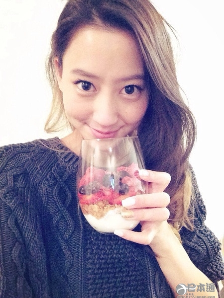 日本模特、演员河北麻友子迎25岁生日