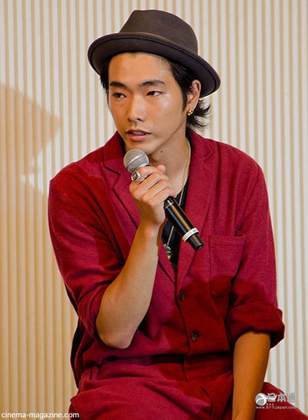 日本男演员柄本佑迎来30岁生日