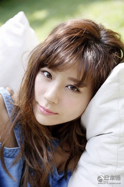 西内玛利亚以歌手身份出道,并凭借首张个人单曲《love evolution》