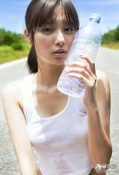 日本女演员、模特新川优爱迎23岁生日