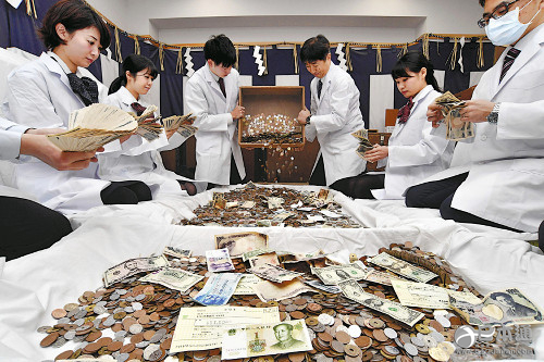 京都伏见稻荷大社举行“香火钱箱开箱仪式”