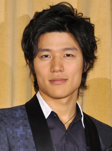 日本男演员铃木亮平迎来34岁生日