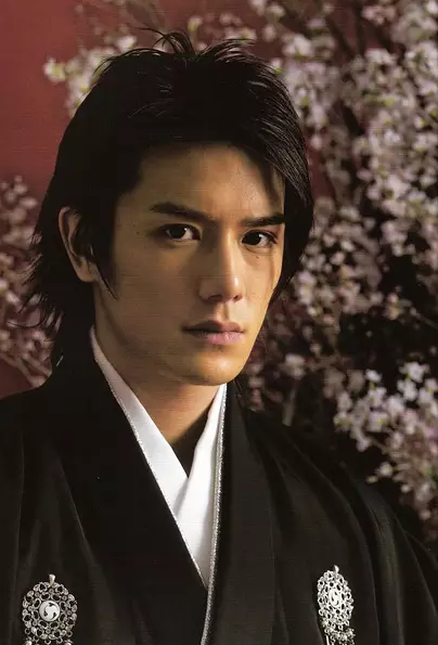 日本男歌手演员泷泽秀明迎来35岁生日