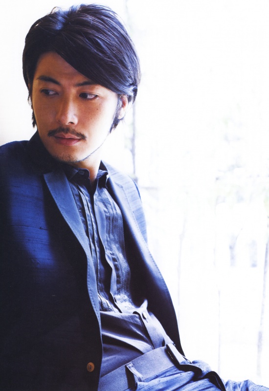 日本男演员玉山铁二迎来37岁生日