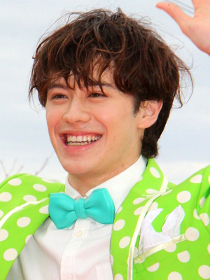 瑛士的父亲是德裔美国人,母亲是日本人,4岁开始担任模特儿,肤白貌美有