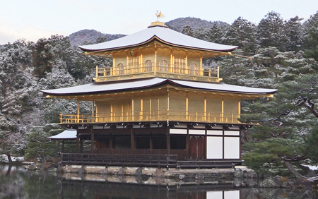 日本京都金阁寺迎初雪 银装素裹美轮美奂