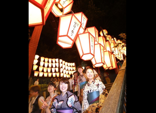 日本金泽市举行第8届汤涌雪洞灯祭的点灯仪式