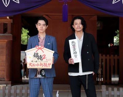 小栗旬和菅田将晖到热田神宫祈祷《银魂2》票房大卖