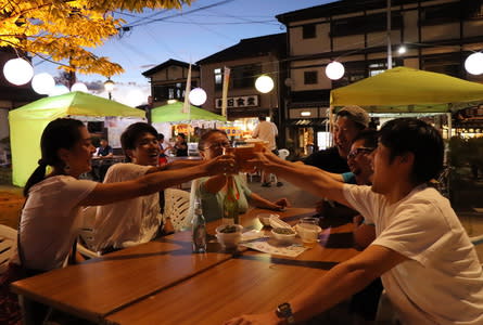 边乘凉边喝酒最棒了 日本长崎县云仙温泉街举办周末限定活动“啤酒花园”