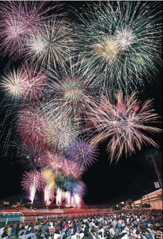 金泽花火大会雄壮华丽发射1万2千发烟花