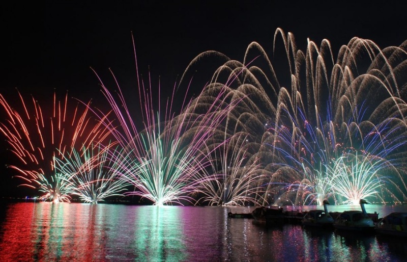 日本群马县榛名湖夏季节&ldquo;水中烟花&rdquo;每年吸引2万人