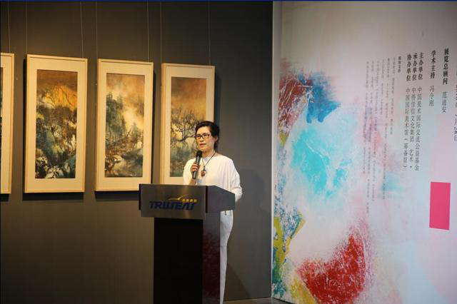 旅日华侨女画家里燕在北京举办“思考”精品展