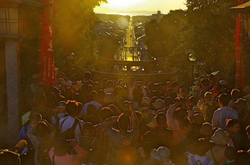 见证奇迹的瞬间！ 让我们在宫地岳神社的“光之路”上开运吧！
