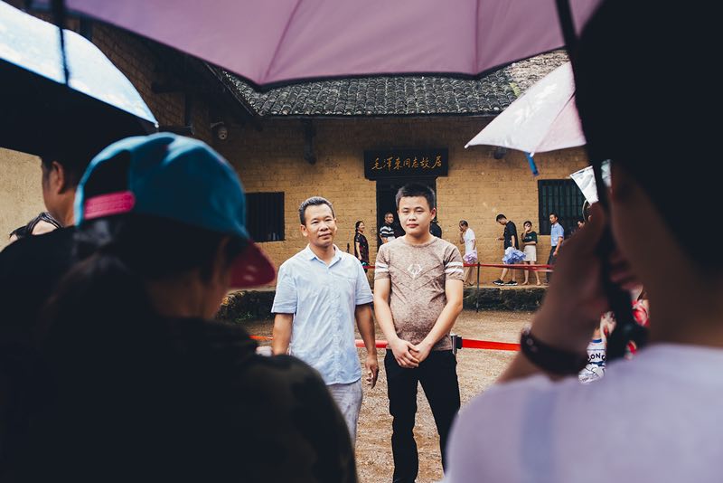 一位中国女留学生用镜头捕捉毛主席故居的情感现场