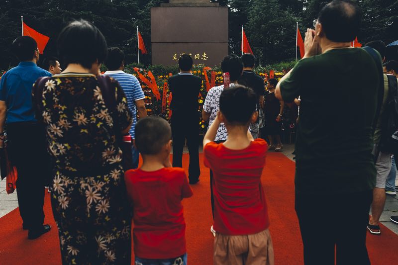 一位中国女留学生用镜头捕捉毛主席故居的情感现场