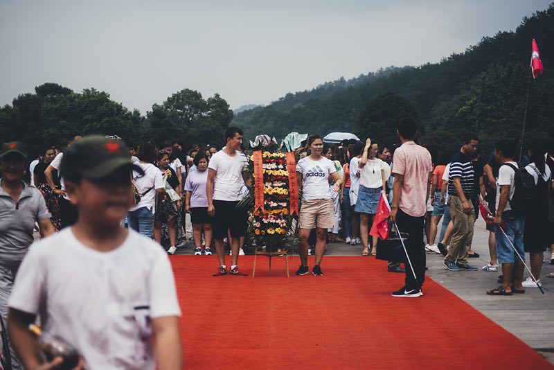 一位中国女留学生用镜头捕捉毛主席故居的情感现场