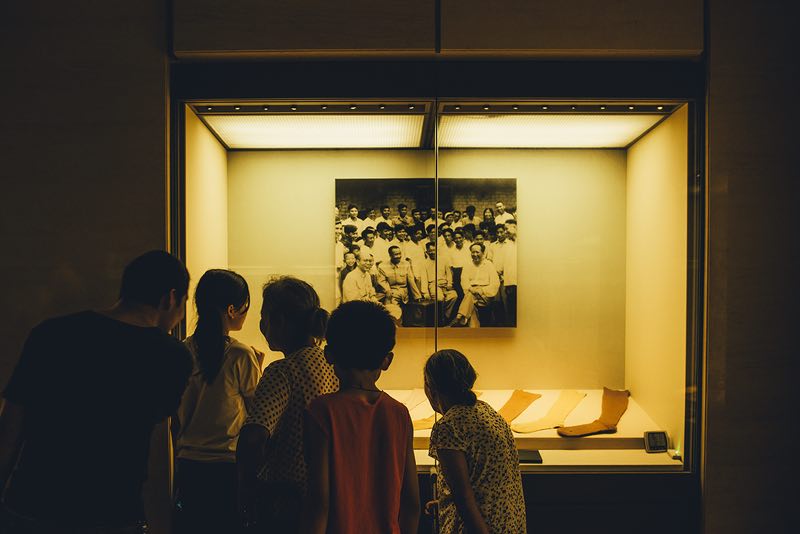 一位中国女留学生用镜头捕捉毛主席故居的情感现场