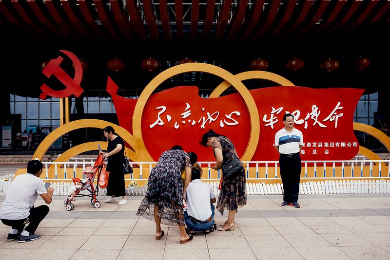 一位中国女留学生用镜头捕捉毛主席故居的情感现场