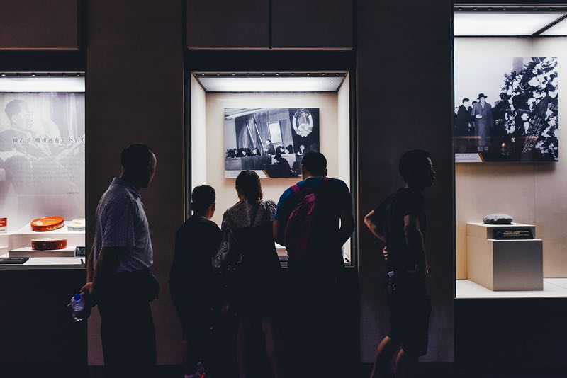 一位中国女留学生用镜头捕捉毛主席故居的情感现场