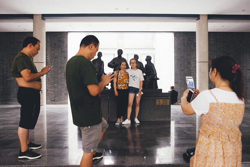 一位中国女留学生用镜头捕捉毛主席故居的情感现场