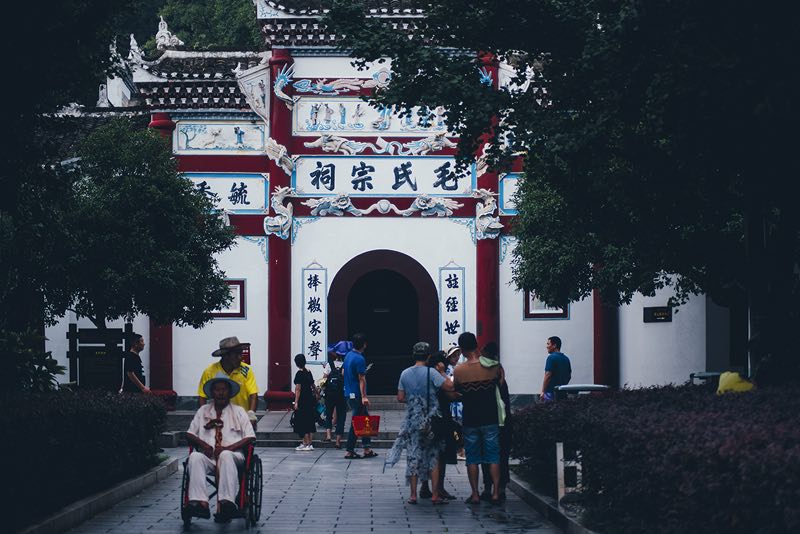 一位中国女留学生用镜头捕捉毛主席故居的情感现场